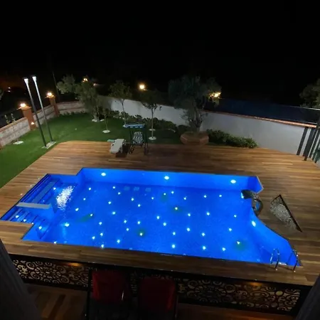 Eye Hotel *
