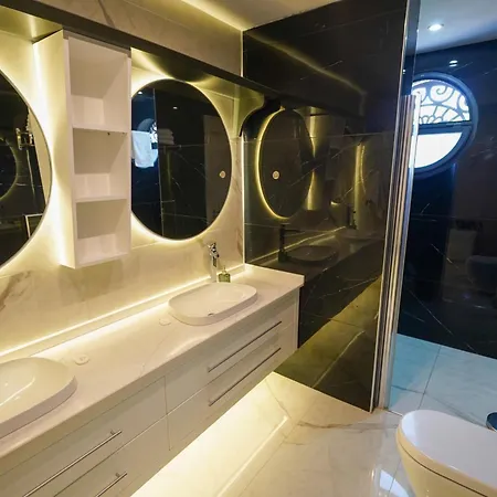 Eye Hotel *